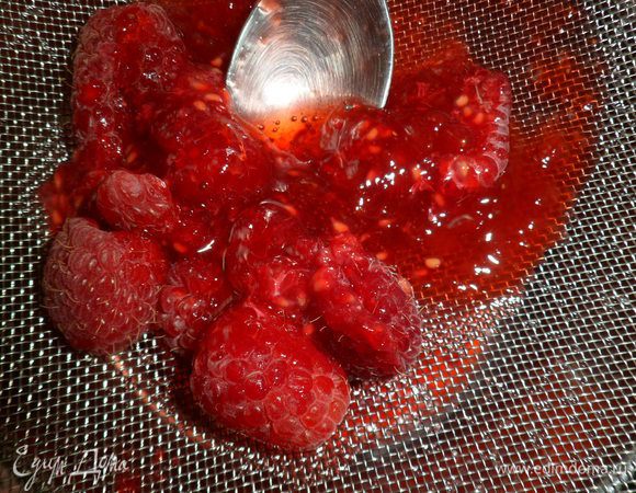 Часть помытой и обсушенной малины перетираем через сито, а часть оставляем.