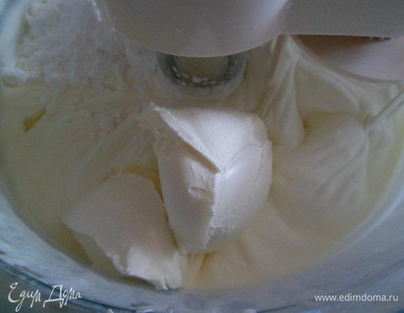 Сливки взбиваем с загустителем до пышности, затем вводим Маскарпоне, продожая взбивать.