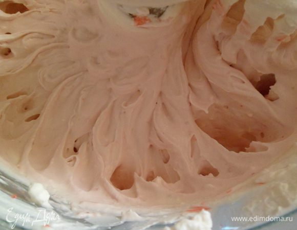 Также добавляем  перетертые ягоды и розовую воду. Крем помещаем в форму, накрываем пленкой и отправляем в морозилку на час (можно добавить желатин).  Сахарную пудру добавляем по вкусу.Для мороженого лучше использовать сахарную пудру,чем сахар.