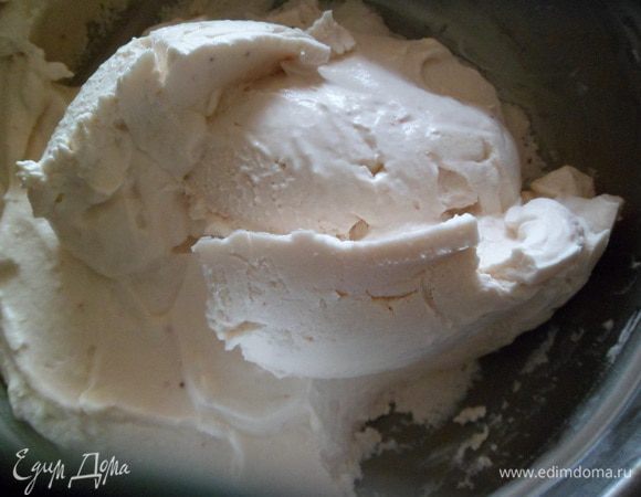 Когда крем начнет схватываться (подмерзать), то его взбиваем еще раз в кух. комбайне.