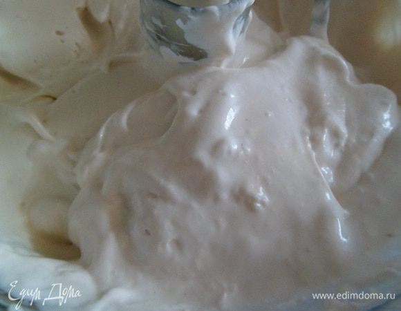 Пару ложек крема отобрать для обмазки.