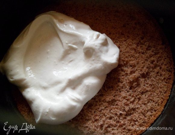 Собираем торт: кладем корж бисквита, сверху крем.