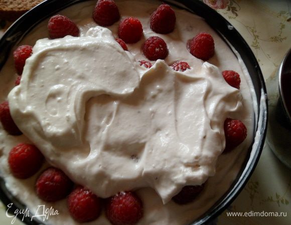 Затем опять корж, крем, малина и крем.