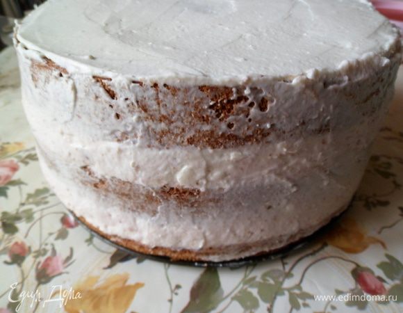 Затем освобождаем торт от формы и аккуратно обмазываем остатками крема.
