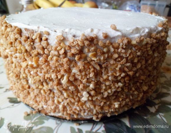 Бока торта украшаем фундуком.