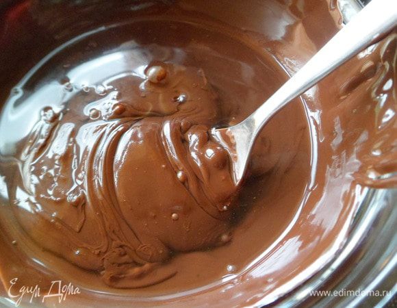 В микроволновке растапливаем шоколад и добавляем 3 ст. ложки воды.
