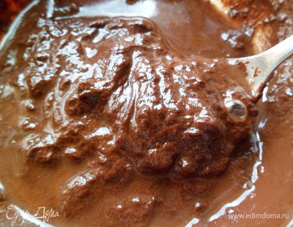 Перемешиваем тщательно, шоколад будет сворачиваться, но это не страшно.