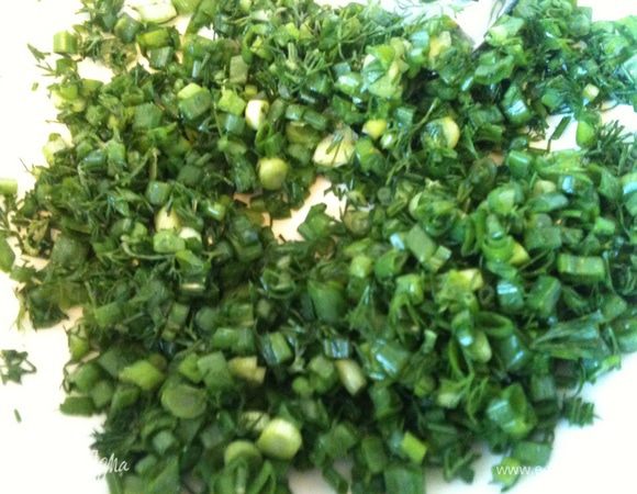 Измельченную зелень лука и укропа чуток посолить и помять до сока!