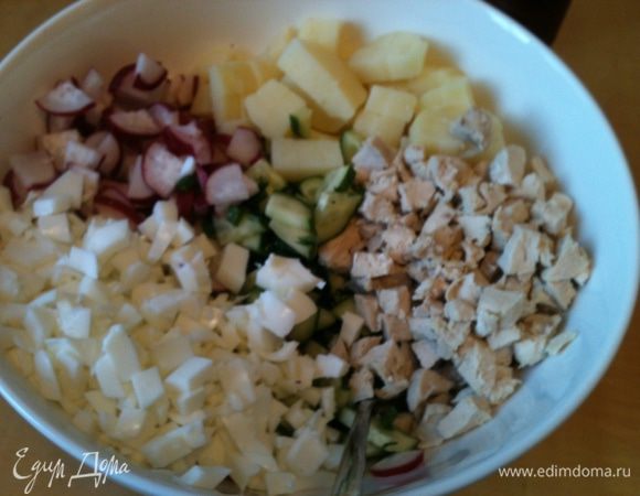 Все продукты нарезаем. Кроме желтков.