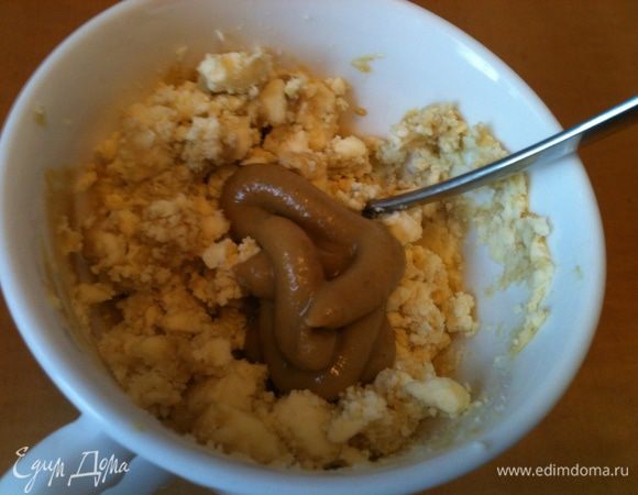 Желтки перетираем с горчицей, если густо добавляем ложку сметаны.