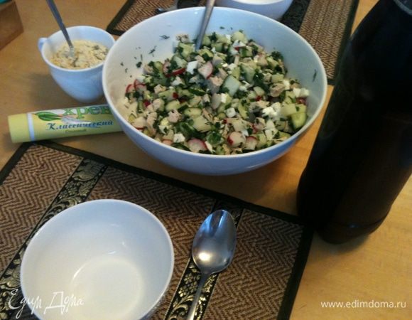 Подаем окрошку так как принято у вас в семье! У нас с учетом того, что буйно помешанных на окрошке нет - мы подаем все раздельно -
густая основа
сметана
квас 
перетертые желтки
хрен 
И каждый в своей тарелочке все доводит до своего желаемого вкуса.

Если вы уверены, что ваши домочадцы съедят все сразу - можете сразу заправить весь объем в супнице по своему вкусу!