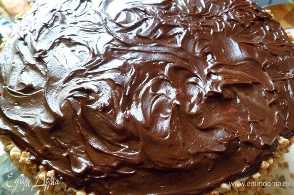 Перх торта обмазываем шоколадом и вилкой делаем рисунок.