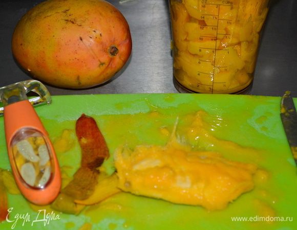 Манго полностью очистить, порезать на кусочки. У меня он большой и хватило один на 4 порции.