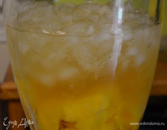 Выложить все в блендер, сверху лед. Пульсируем до мягкого состония несколько минут.