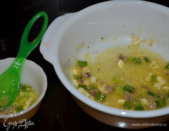 Приготовим маринад.
Филе анчоусов порезать мелко, в блюдо выложить вместе с лимон. соком, олив.маслом, перемешать. Добавить масло от анчоусов. Перемешать. Затем порезанный зеленый лук и порубленный чеснок, лимонная цедра и черный перец 1/2 ч.л. Отложим 1-2 стол.л маринада в отдельную емкость.
