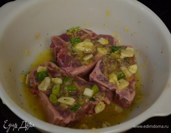 Выложим в маринад баранину. Маринуем 20 мин. при комнатной тем-ре или закроем пищевой пленкой и 2 часа в холодильнике, переворачиваем в процессе маринования.