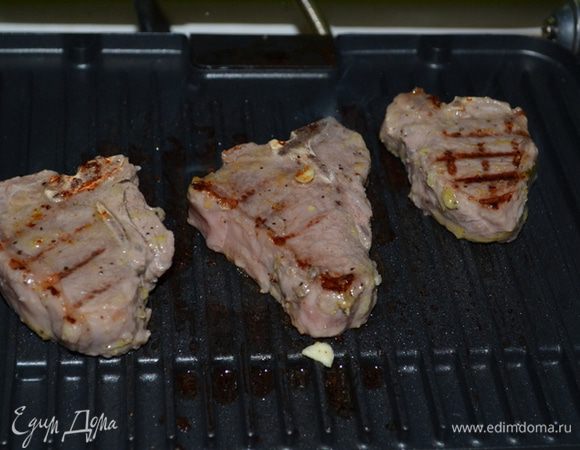 За 30 мин. до приготовления достанем из холодильника. Гриль разогреем. Выложим котлеты на гриль и готовим до медиум прожарки или полной готовности. 