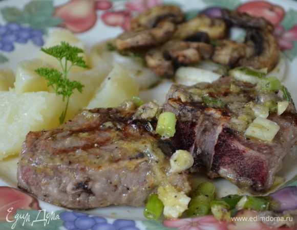 Подаем с гарниром и лимонными дольками по желанию. Сверху выкладываем отложенный маринад. Приятного аппетита.