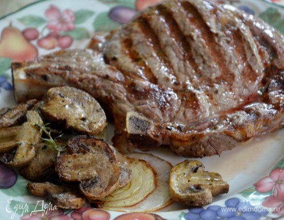 Готовим рибай на гриле до медиум прожарки или полной. Подаем с грибами и луком. Приятного аппетита.