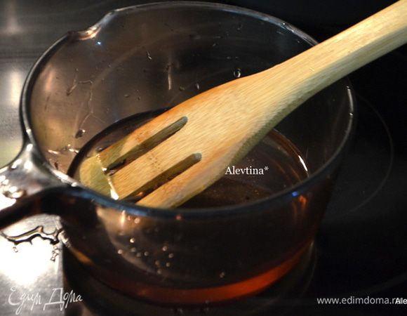 Приготовим простой сироп, на ½ стак. сахара, ½ стак. воды, растворить сахар в воде в небольшой кастрюле на среднем огне, как сахар разойдется снять с огня.
