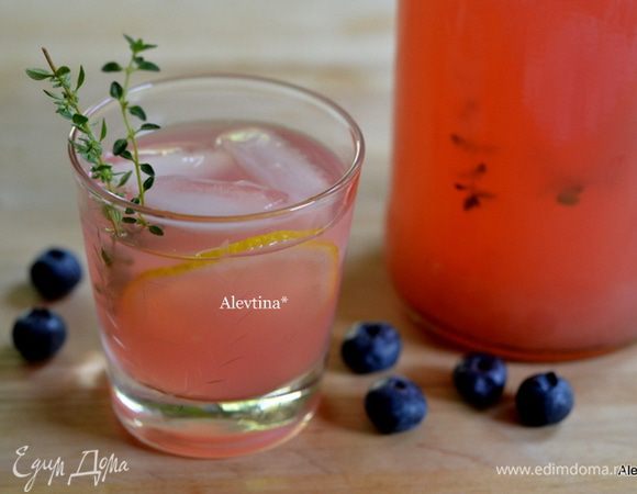 Перелить в кувшин или в свободную бутыль сироп ягодный, добавить свежий лимонный сок, холодную воду,веточки тимьяна. Поставить охлаждать в холодильник. Подаем с дольками лимона и льдом. 
