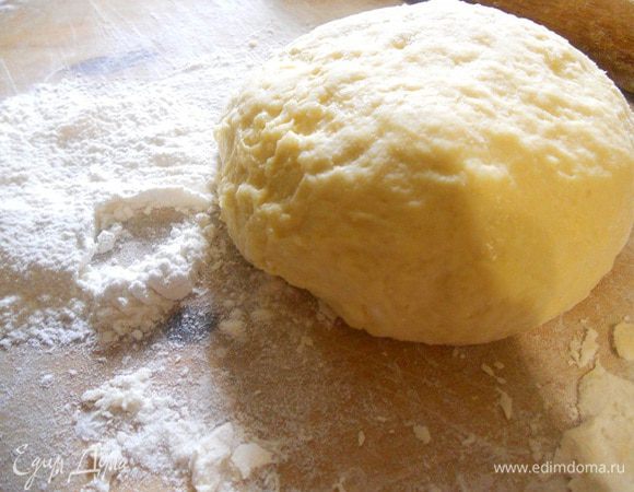 Дрожжи развести в молоке, добавить сахар и размешать, дать постоять им 10 минут.
Затем вбить яйцо, посолить, добавить масло, перемешать хорошо.
Добавить муку и замесить мягкое нежное тесто, дать ему подойти 1 час.