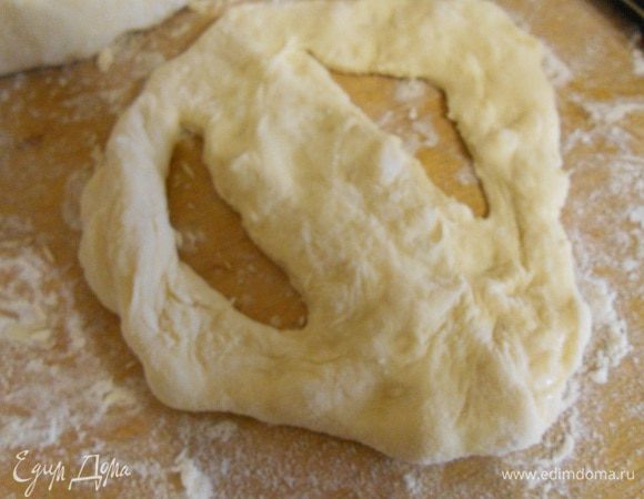 Тесто поделить на кусочки, размять руками в лепешку и сделать по бокам надрезы как на фото.