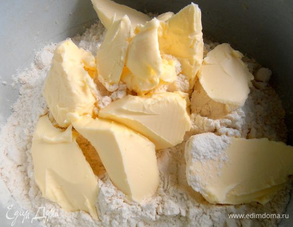 Соединяем масло с мукой и разрыхлителем...