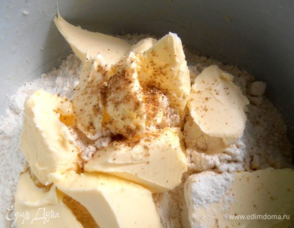 Добавляем щепотку кориандра или кардамона... Перетираем ложкой.