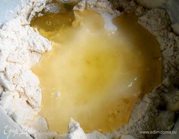 По рецепту нужно два яйца, но желтки ушли на крем, поэтому с тестом я немножко смухлевала и добавила только белки+сахар...