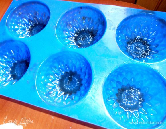 Корзиночки будем делать в такой силиконовой форме! Смажем на всякий случай её маслом...