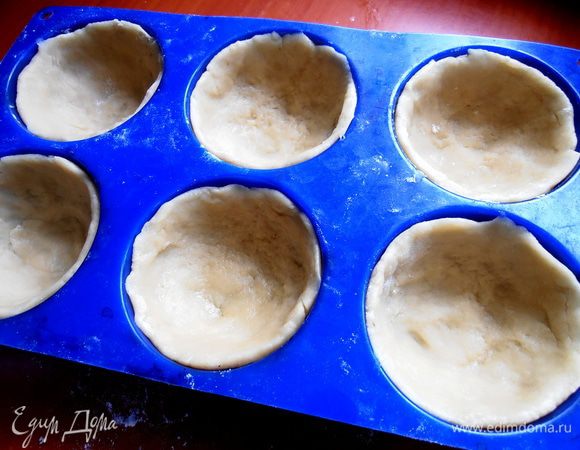 Распределяем лепёшечку по стенкам формочки... Убираем пока в холодильник!