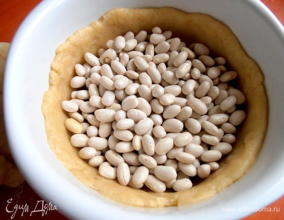 Её тоже наполняем фасолью или горохом.
