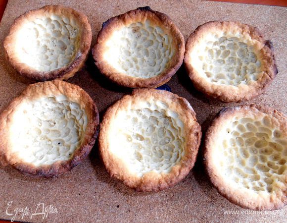 Обязательно остужаем, иначе весь крем из них поплывёт)))