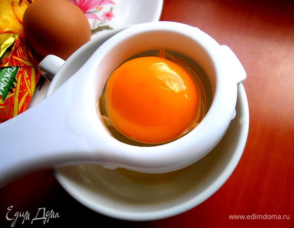 Как я уже сказала, в крем нужны желтки, поэтому отделили их от белков!