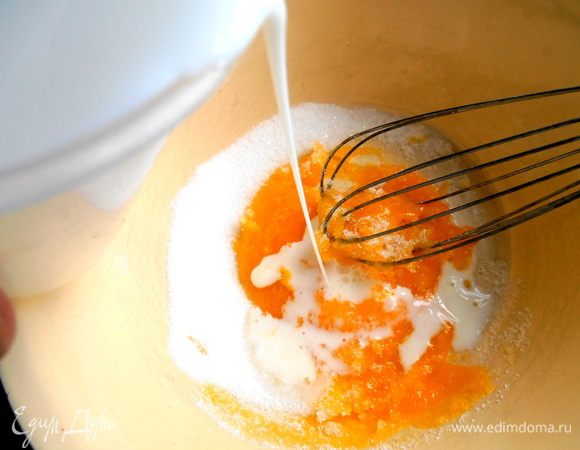 Вольём вначале немного молока...