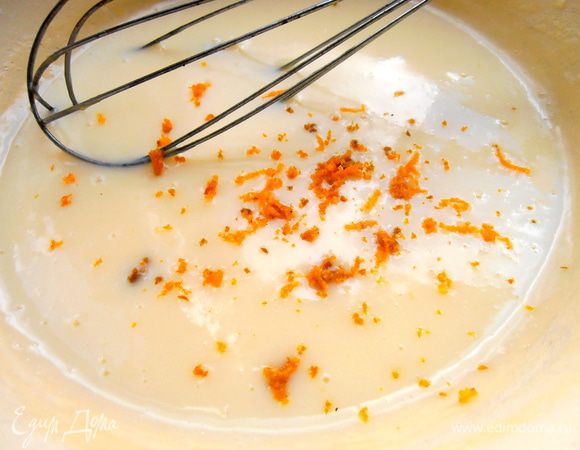 Снять с огня крем и тогда добавить цедру...