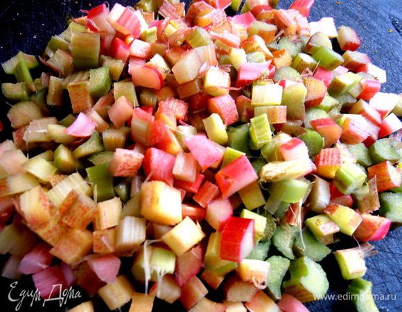 Мелко нарезаем молодые стебельки ревеня...