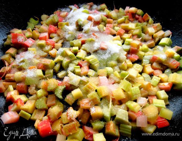 И нагреваем в сковороде, посыпав сахаром!