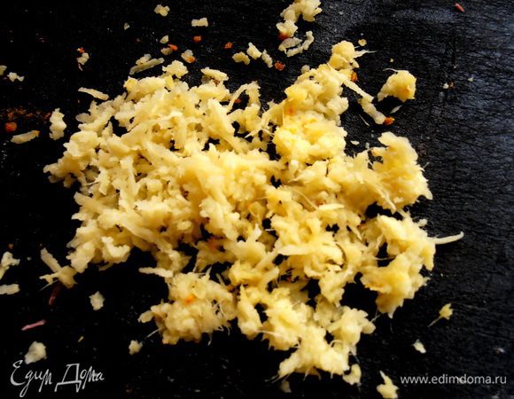 Имбирь натираем на мелкой тёрке... Кто не приучил семью к имбирю, лучше не рискуйте и добавьте его чуть-чуть..., например, чайную ложку! Он, конечно, уварится, но остринка от него останется довольно ощущаемая...