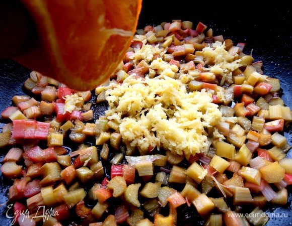 Из одной половинки выжимаем в сковороду сок.