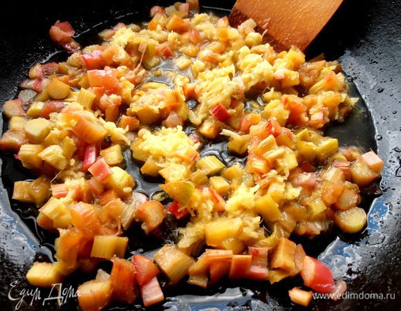 Тушим, помешивая, до уваривания сока...