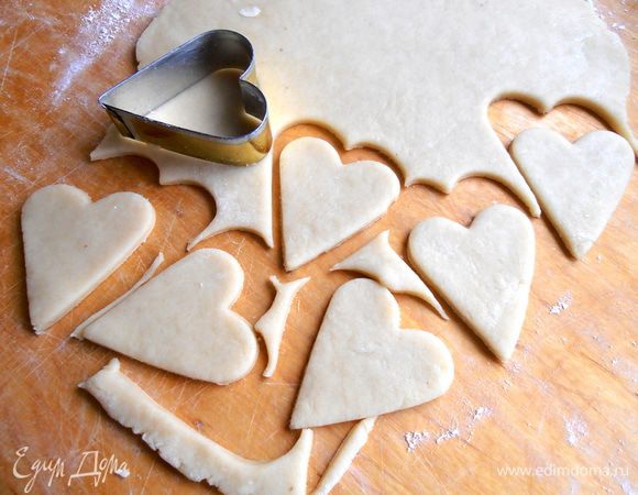 Вырезаем любой формочкой фигурки...