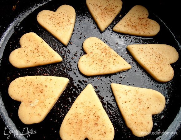 Выпекаем в смазанной форме, присыпав сверху пряностями...