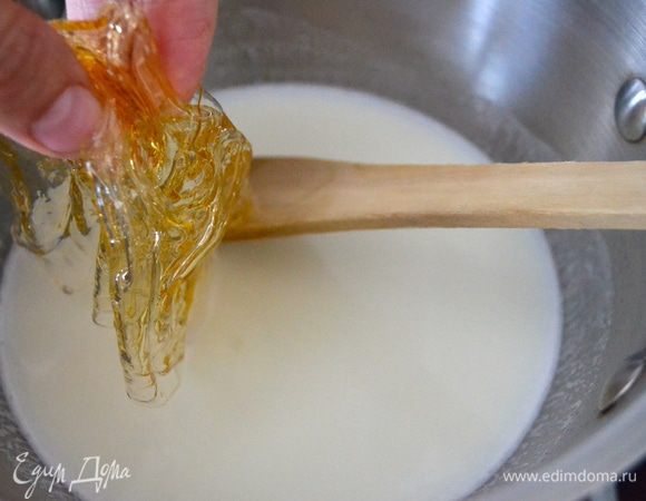 Тем временем в небольшую кастрюльку налить 250 мл молока, добавить сахар и поставить на слабый огонь. Как только начнет закипать, снять с огня. Размякший желатин отжать от лишней жидкости, добавить в молоко и как следует размешать до полного растворения. Остудить. 