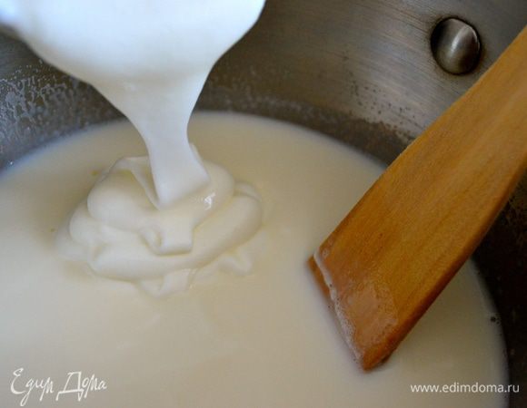 В остывшее молоко добавить йогурт. 