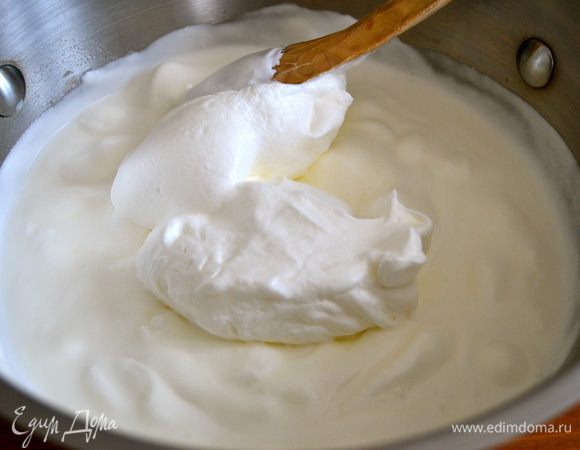 Затем аккуратно частями ввести предварительно взбитые сливки, каждый раз осторожно перемешивая движениями снизу вверх, стараясь, чтобы сливки не осели.