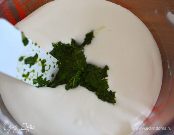 Разделить пополам смесь крема. В одну часть крема добавить базилик.