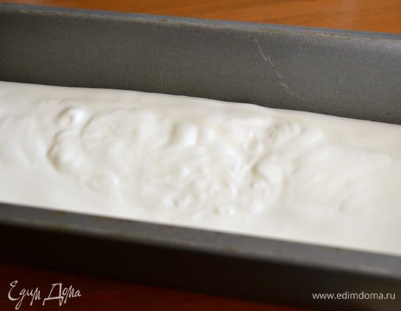 На дно прямоугольной формы для кекса вылить первый йогуртовый слой крема толщиной, примерно, 1,5-2 см. 