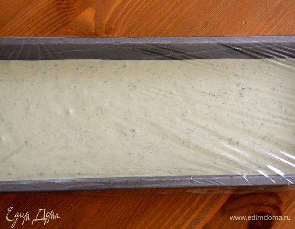 Сверху на него выложить одинаковой толщины слой крема с базиликом. Закрыть десерт пищевой пленкой и убрать в холодильник минимум на 2 часа.